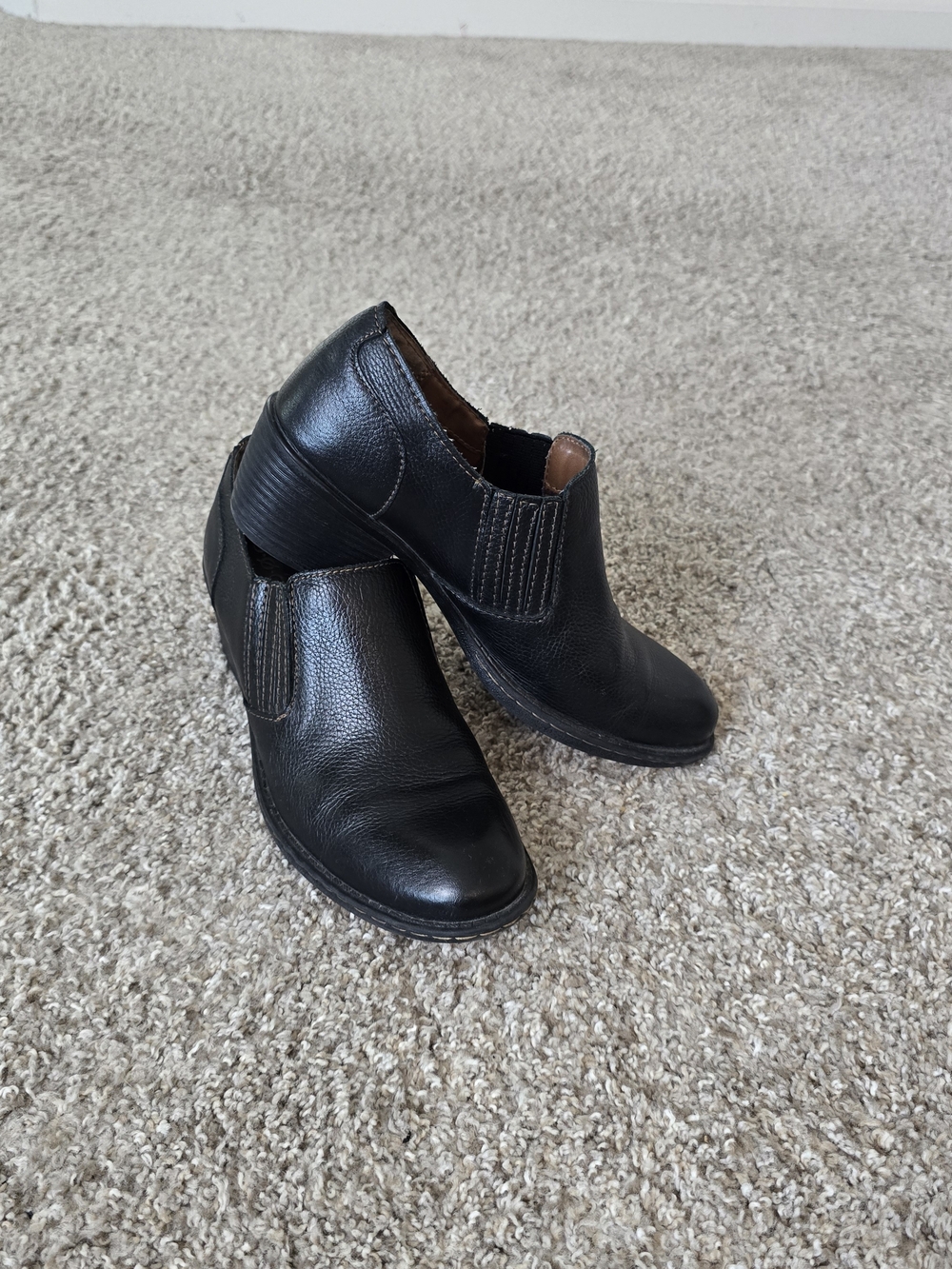 b.o.c. Genuine Leather Black Chelsea-Style Ankle Low Heel Booties Women's 7.5